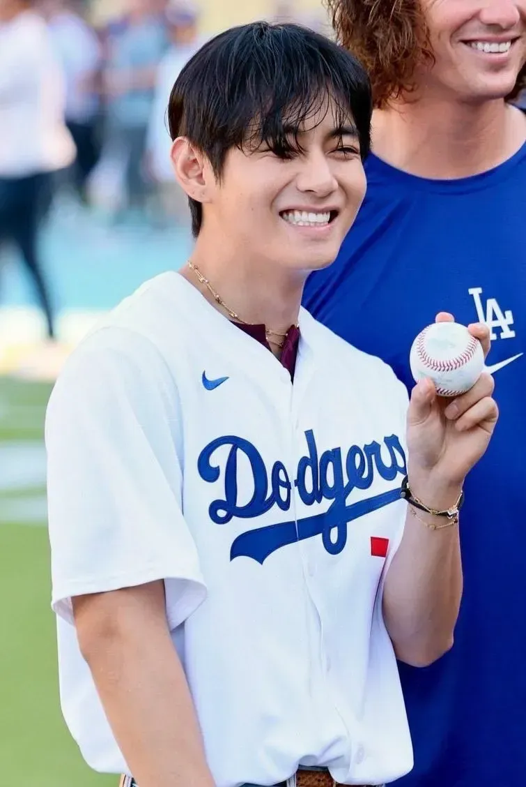 Taehyung throwing the First Pitch at the Dodgers game! 