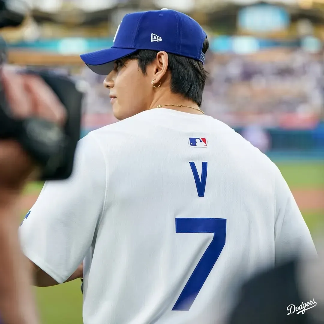 Taehyung throwing the First Pitch at the Dodgers game! 