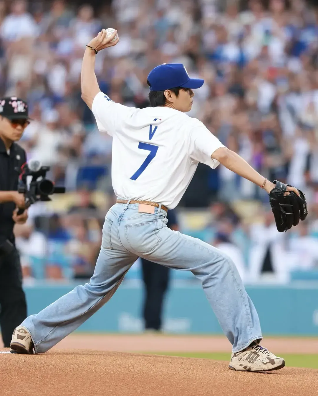 Taehyung throwing the First Pitch at the Dodgers game! 
