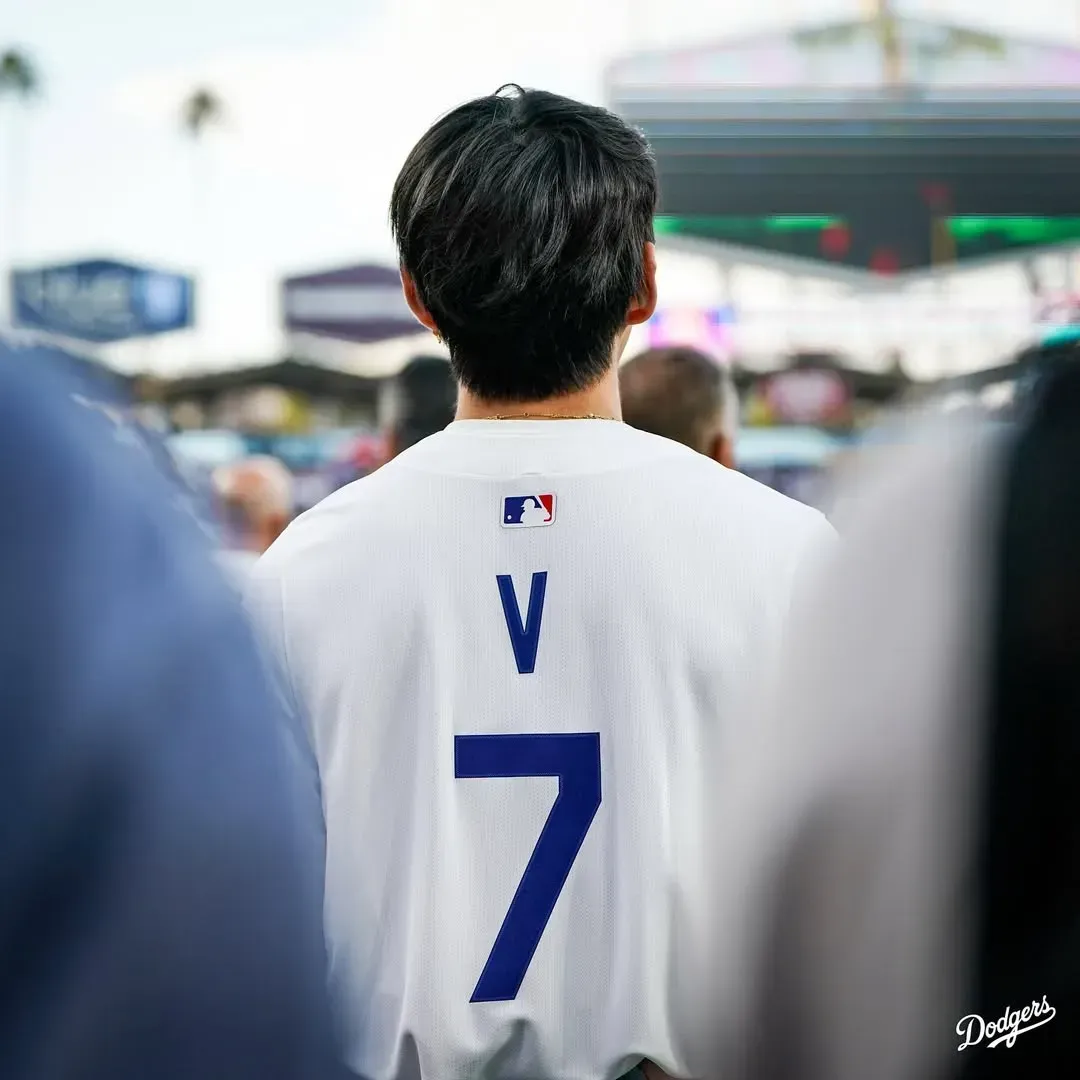 Taehyung throwing the First Pitch at the Dodgers game! 