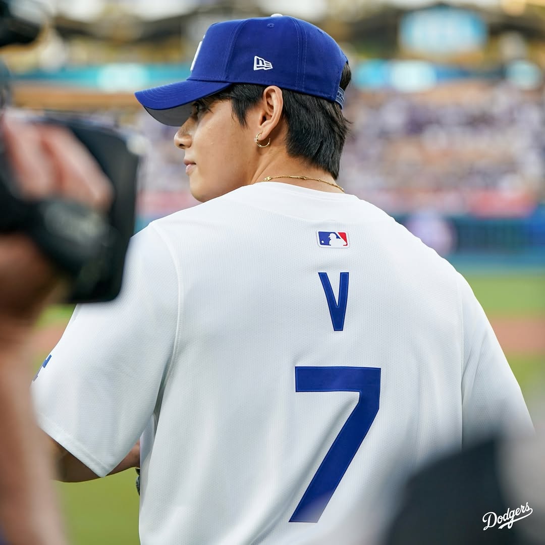 Taehyung throwing the First Pitch at the Dodgers game! 